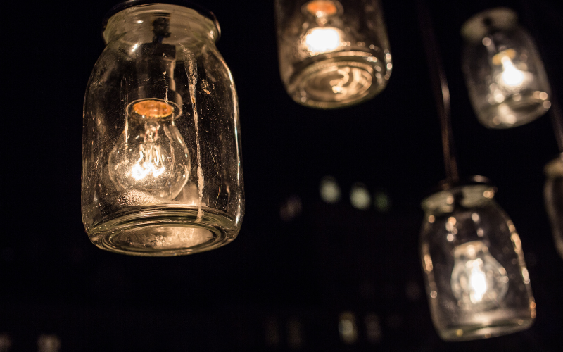 How to safely use a quick change utility knife for cutting tasks?